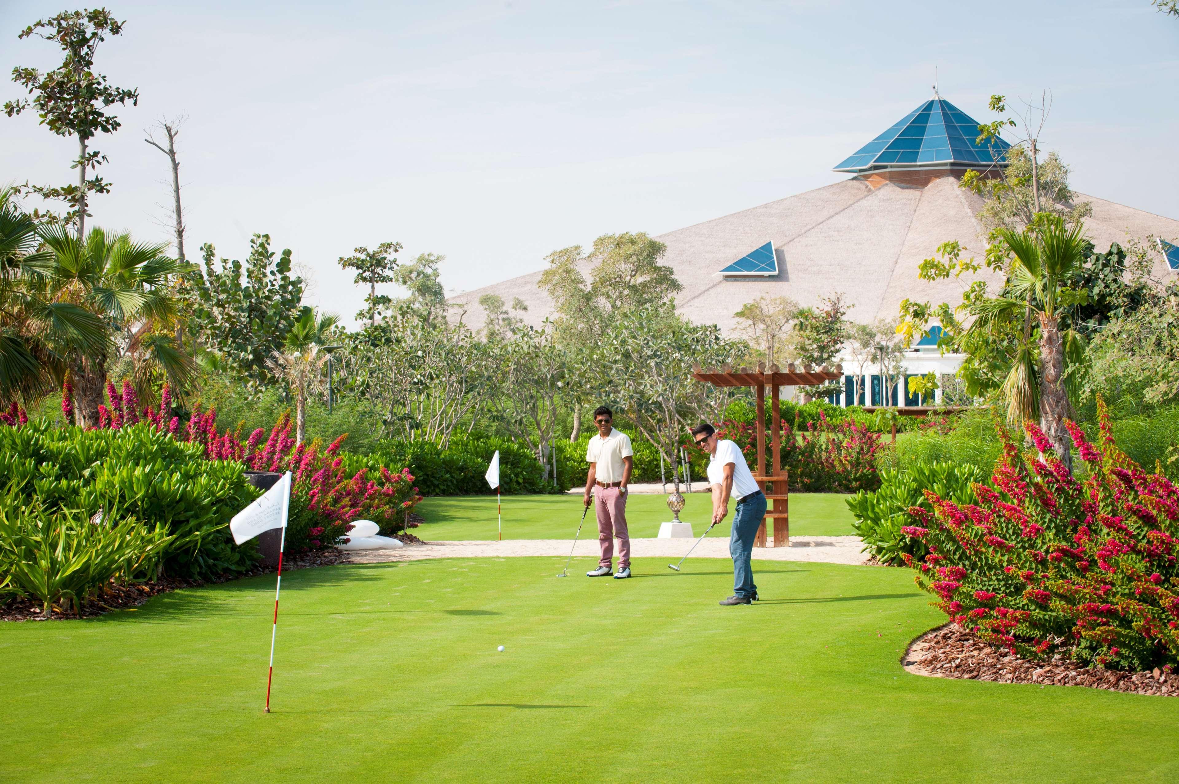 Banana Island Resort Doha By Anantara Exterior photo Golf course at the resort